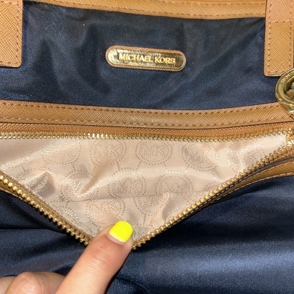 Michael Kors purse - Picture 3 of 10